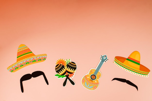 Foto sombrero de bigote y maracas para cinco de mayo diseño de cinco de mayo con espacio abierto para su texto