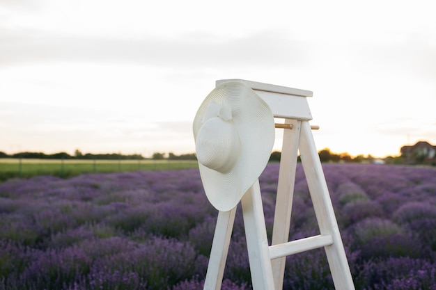 Foto sombrero blanco sobre fondo de lavanda