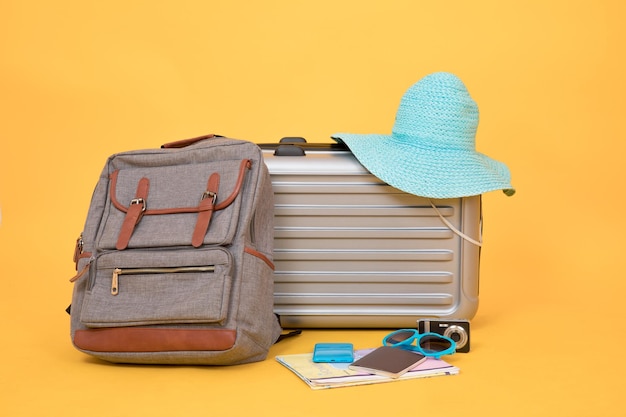 Sombrero en bolsa contra fondo amarillo