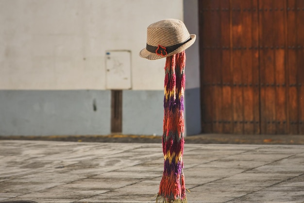 Foto sombrero y bufanda en la calle