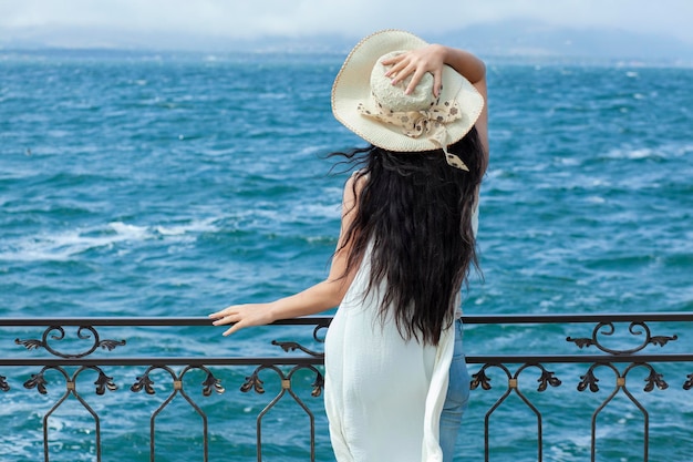 Sombrero de cabeza de mujer en el fondo del mar