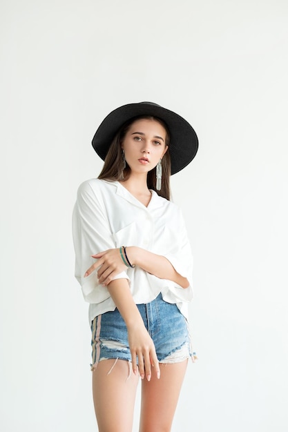 Sombrero de camisa de mujer bonita de estilo casual de tendencia de verano