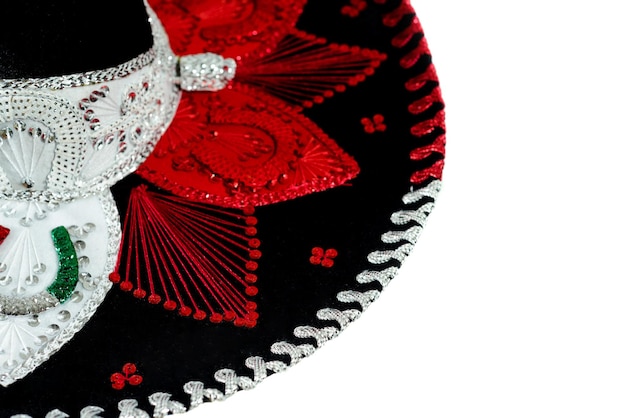 Sombrero de charro mexicano sobre fondo blanco. Sombrero típico mexicano con los colores de la bandera mexicana.