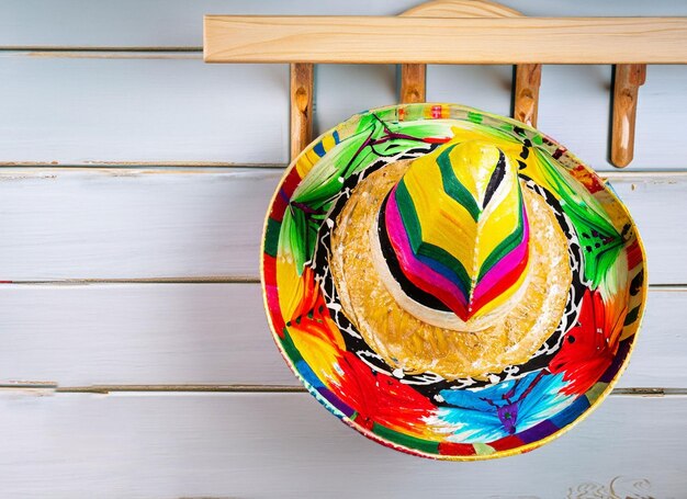 Foto sombrero de charro tricolor y sombrero pintado a mano sombreros mexicanos en un perchero de madera