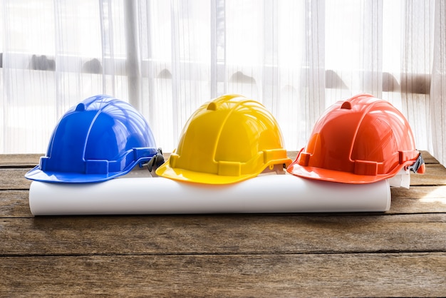 Sombrero de construcción de casco de seguridad duro naranja, amarillo y azul para proyecto de seguridad del trabajador como ingeniero o trabajador