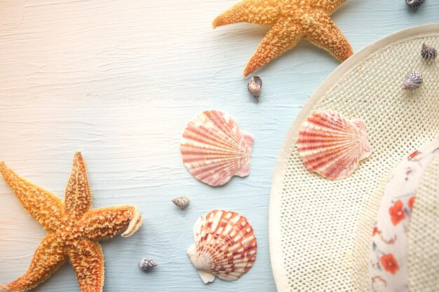 Sombrero y estrellas de mar en fondo de madera concepto de vacaciones de verano