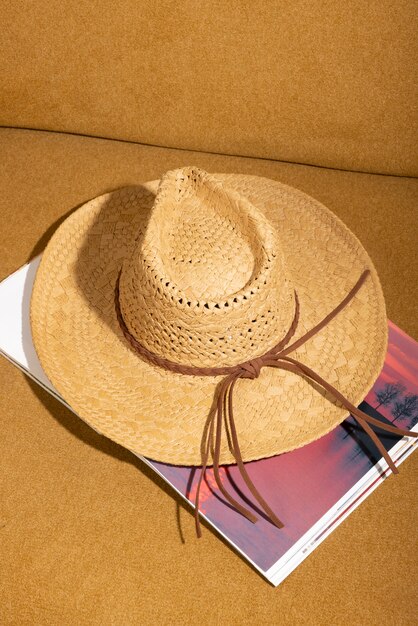 Foto sombrero fedora en estudio bodegón