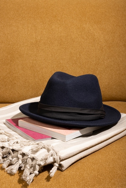 Foto sombrero fedora en estudio bodegón
