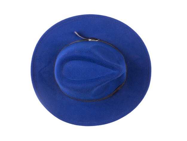 Sombrero de fieltro de moda clásico azul aislado sobre fondo blanco.