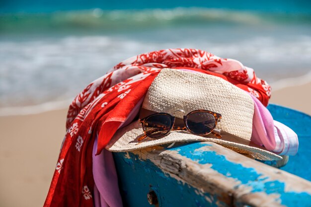 Sombrero gafas de sol y bufanda en la playa