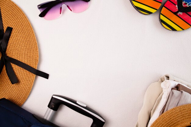 Sombrero, gafas de sol, chanclas y accesorios de playa, equipaje, artículos de viaje, maleta y sombrero, preparación para vacaciones o viajes, espacio de copia
