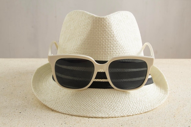 Un sombrero con gafas de sol y un sombrero que dice gafas de Sol
