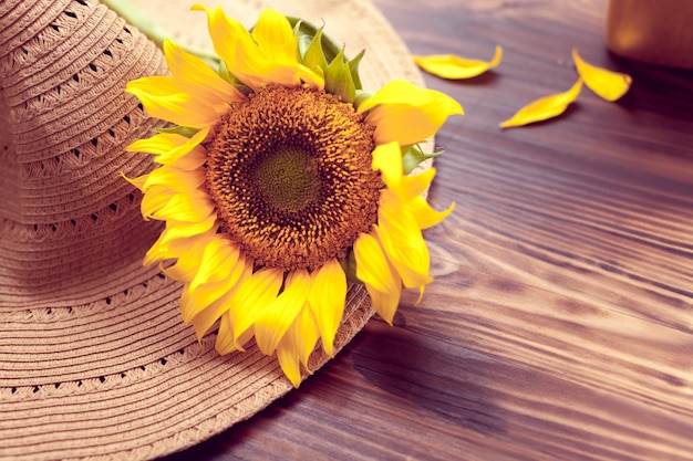 Sombrero y girasol amarillo.