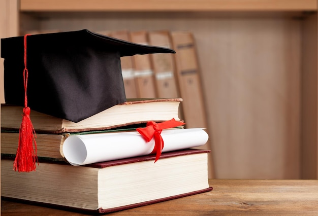 Sombrero de graduación en pila de libros