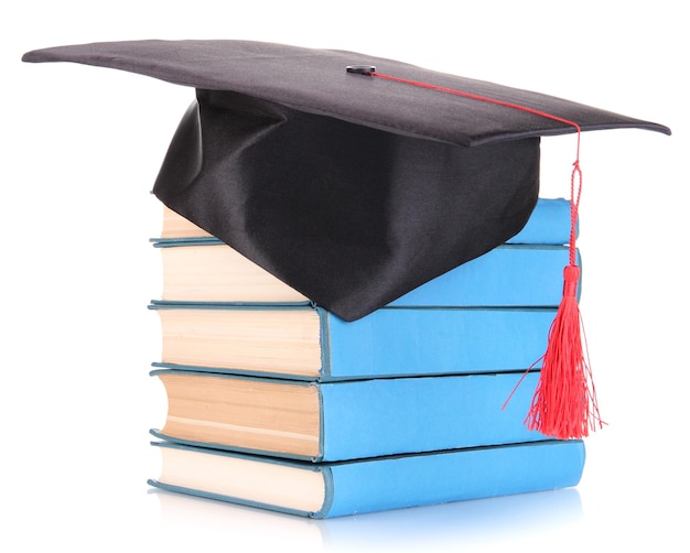 Foto sombrero de graduado con libros aislados en blanco