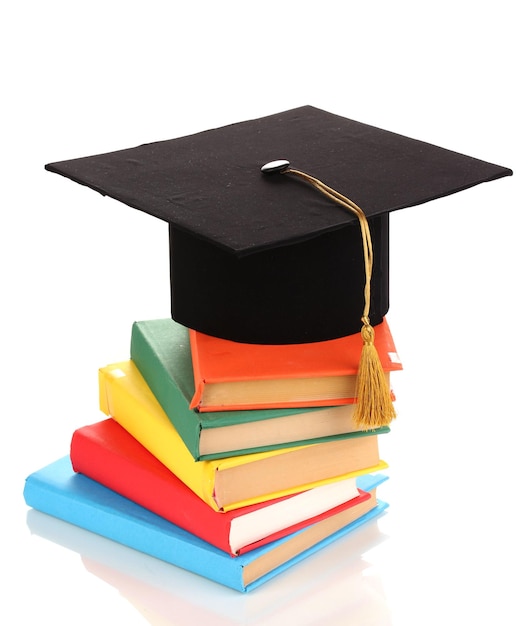 Sombrero de graduado con libros aislados en blanco