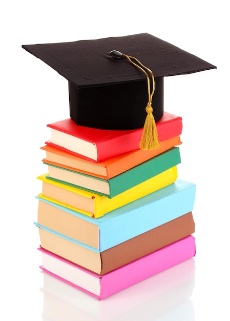 Sombrero de graduado con libros aislados en blanco