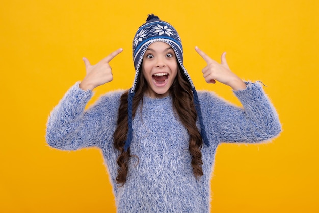 Sombrero de invierno Concepto de temporada fría Accesorio de moda de invierno para niños Niña adolescente con sombrero de punto cálido Niña adolescente emocionada