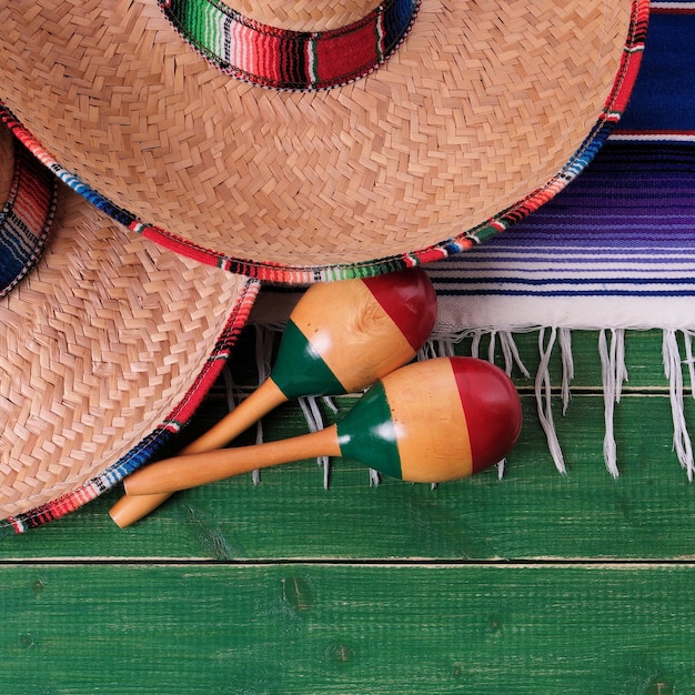 Sombrero y maracas del carnaval de México