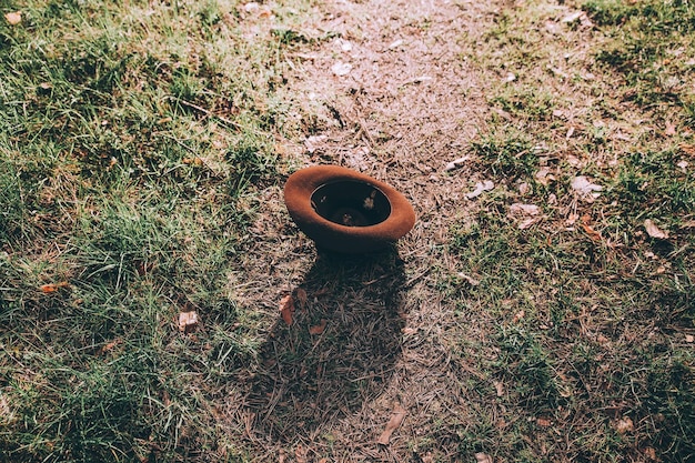 sombrero marrón en el suelo