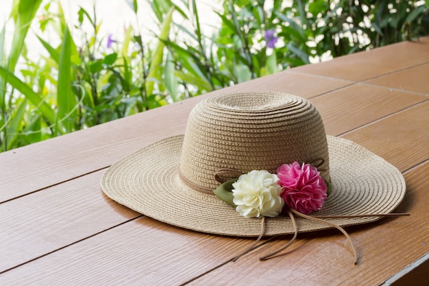 Sombrero en mesa de madera