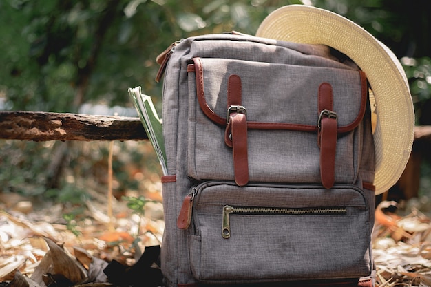 sombrero de mochila y mapa en vacaciones