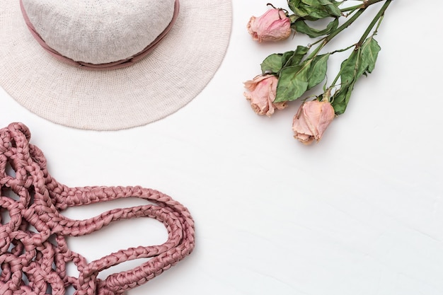 Sombrero de mujer de playa con solapas anchas de algodón y bolso de punto rosa.