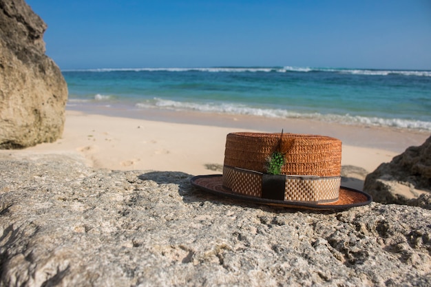Sombrero navegante con vista a la playa.