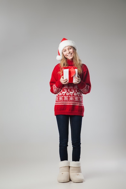 Sombrero de Navidad mujer aislada mantenga regalo de Navidad