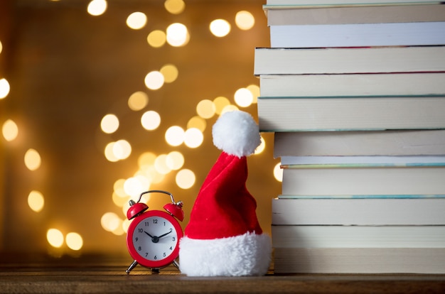 Sombrero de navidad santa claus y pila de libros