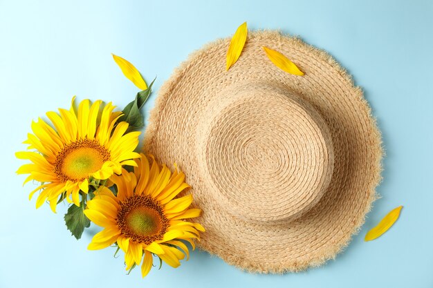 Sombrero de paja y girasol