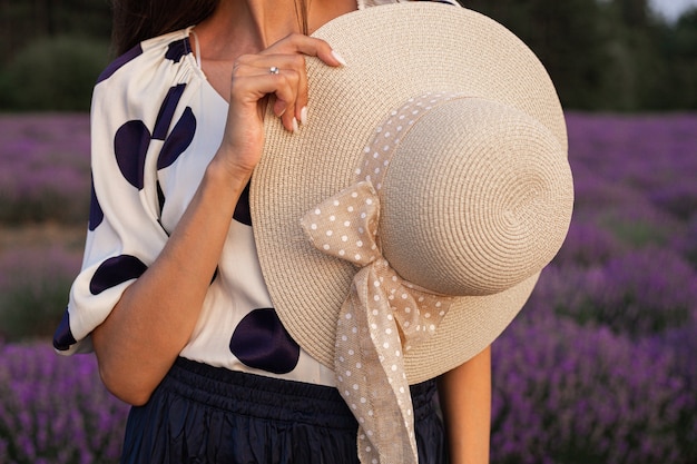 Foto sombrero de paja en manos de la mujer.