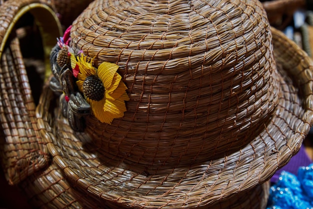 Sombrero de paja para mujer hecho a mano por artesanos