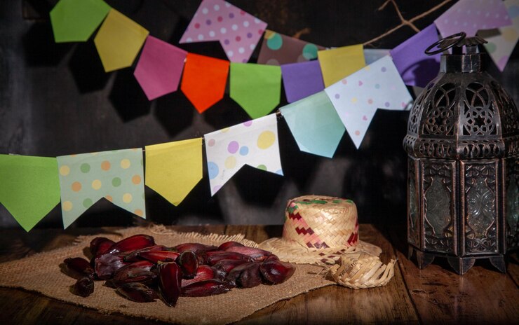Foto sombrero de paja, nueces de pino, banderas y linterna de vela en un festival brasileño de junio