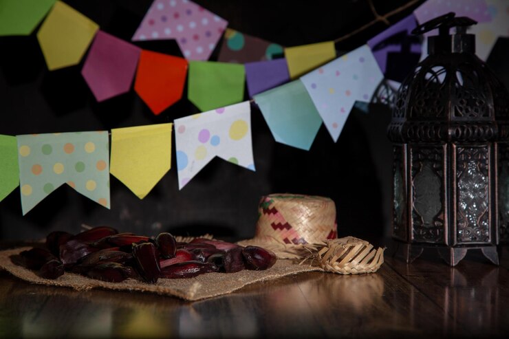 Foto sombrero de paja nueces de pino banderas y linterna de vela en el festival de junio fiesta típica brasileña