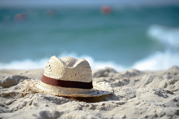 Sombrero de paja en una playa tropical.