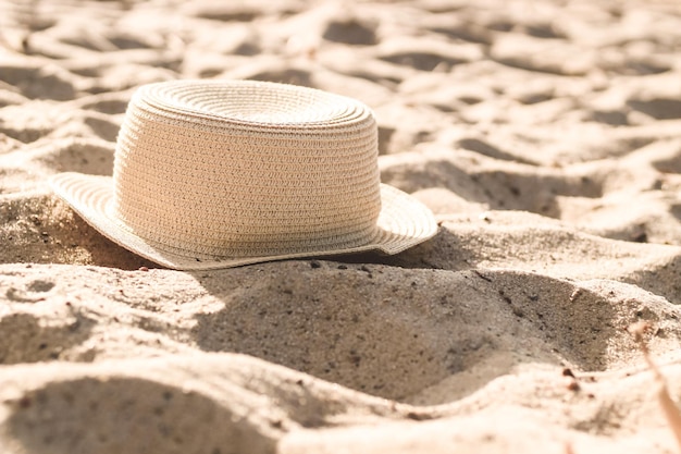 Sombrero de playa de paja con ala para protección solar en la arena