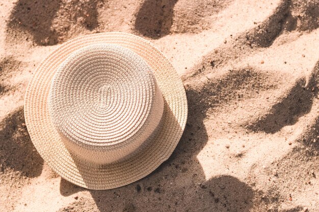 Sombrero de playa de paja con ala para protección solar en la arena