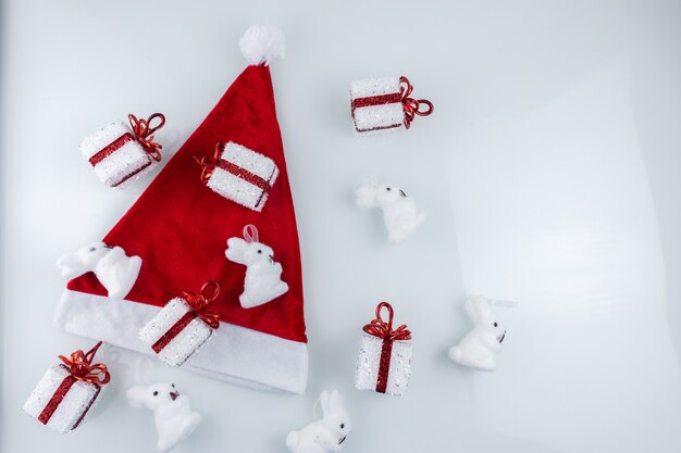 Sombrero rojo de Papá Noel y regalos de Navidad