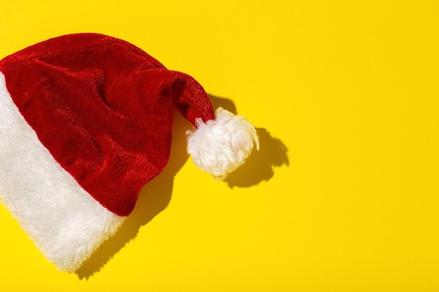 Sombrero rojo de Santa Claus aislado desde arriba sobre fondo de colores