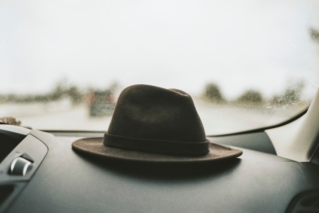 Sombrero en el salpicadero de un coche