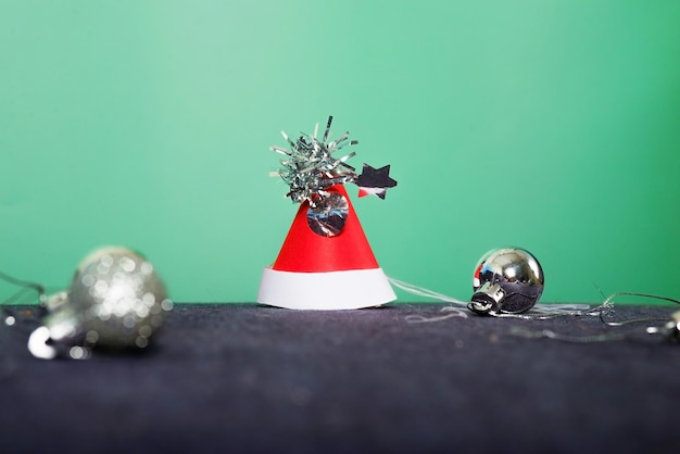 sombrero de santa claus de carnaval rojo con adornos navideños y bolas de plata