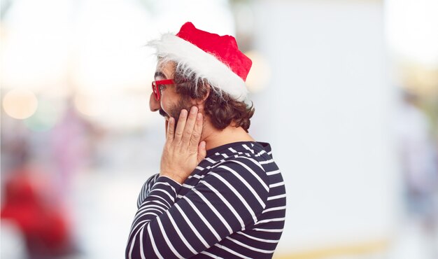 Sombrero de santa de hombre joven. concepto de navidad