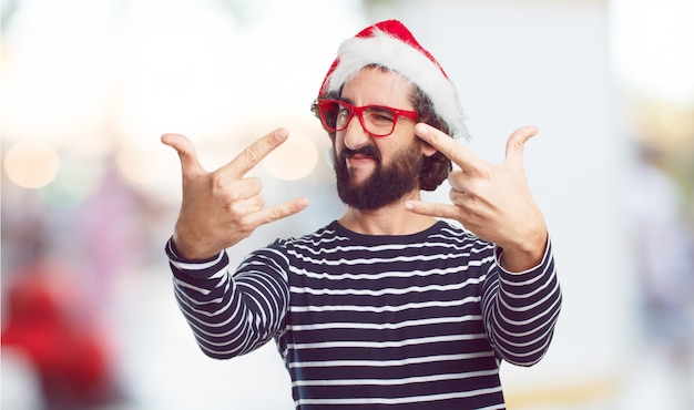 Sombrero de santa de hombre joven. concepto de navidad