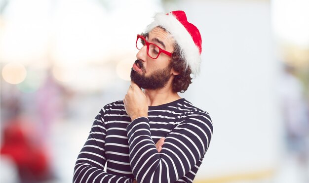 Sombrero de santa de hombre joven. concepto de navidad