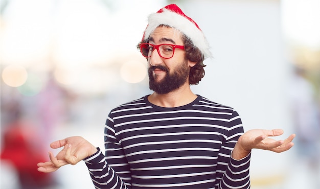 Sombrero de santa de hombre joven. concepto de navidad