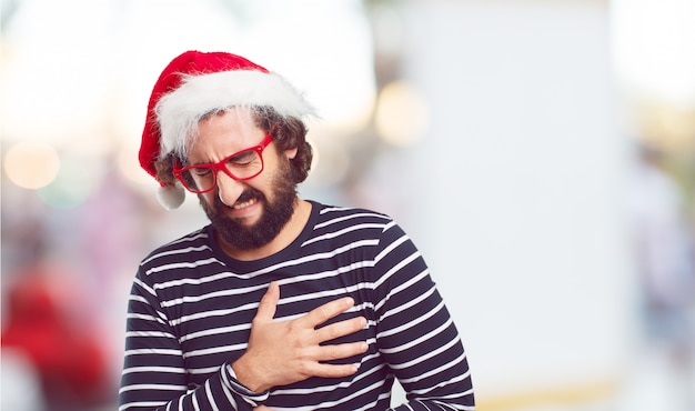 Sombrero de santa de hombre joven. concepto de navidad