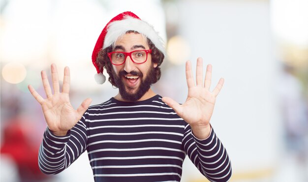 Foto sombrero de santa de hombre joven. concepto de navidad