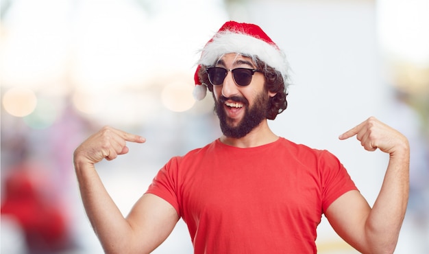 Sombrero de santa de hombre joven. concepto de navidad