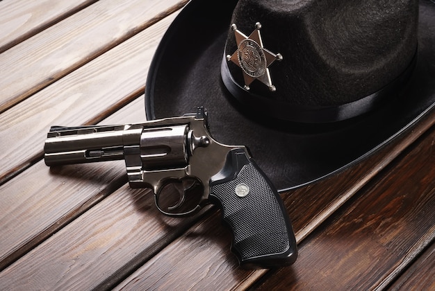 Sombrero de sheriff de la policía de Texas en estilo occidental y revólver